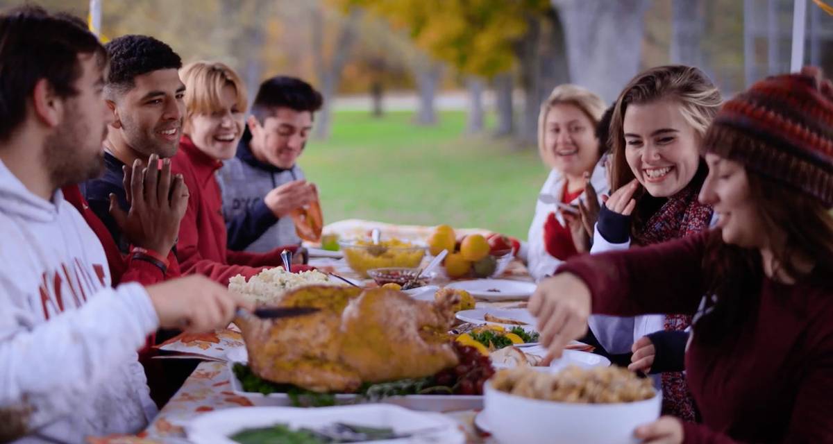 college students eating thanksgiving dinner